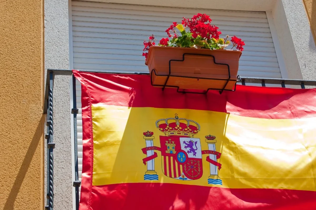 Hasta 600 euros de multa por colgar bandera de España en tu balcón durante el Día de la Hispanidad