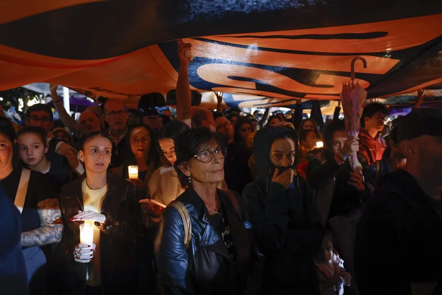 Dos marchas resisten a la lluvia en Valencia en memoria de las víctimas de la dana