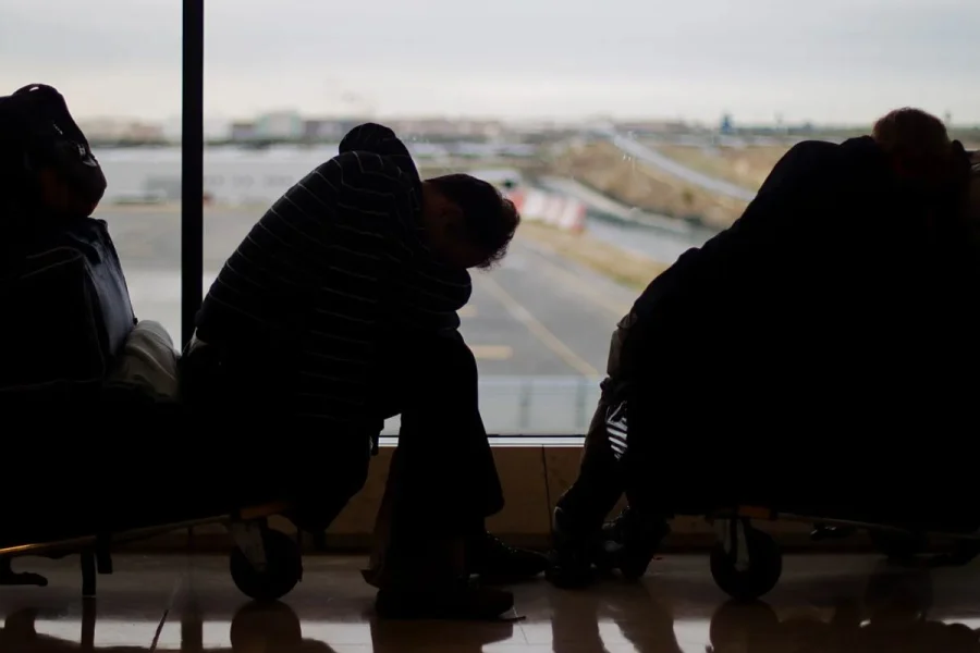 Caos en Barajas: venezolanos atrapados sin vuelos mientras diplomáticos huyen a Cuba