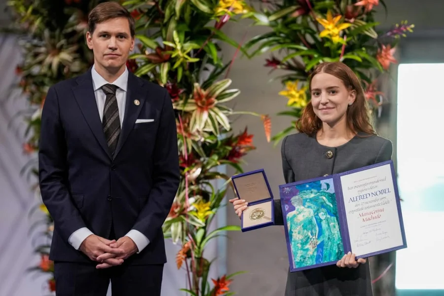 Hija de María Corina Machado recibe el Premio Nobel de la Paz en nombre de su madre